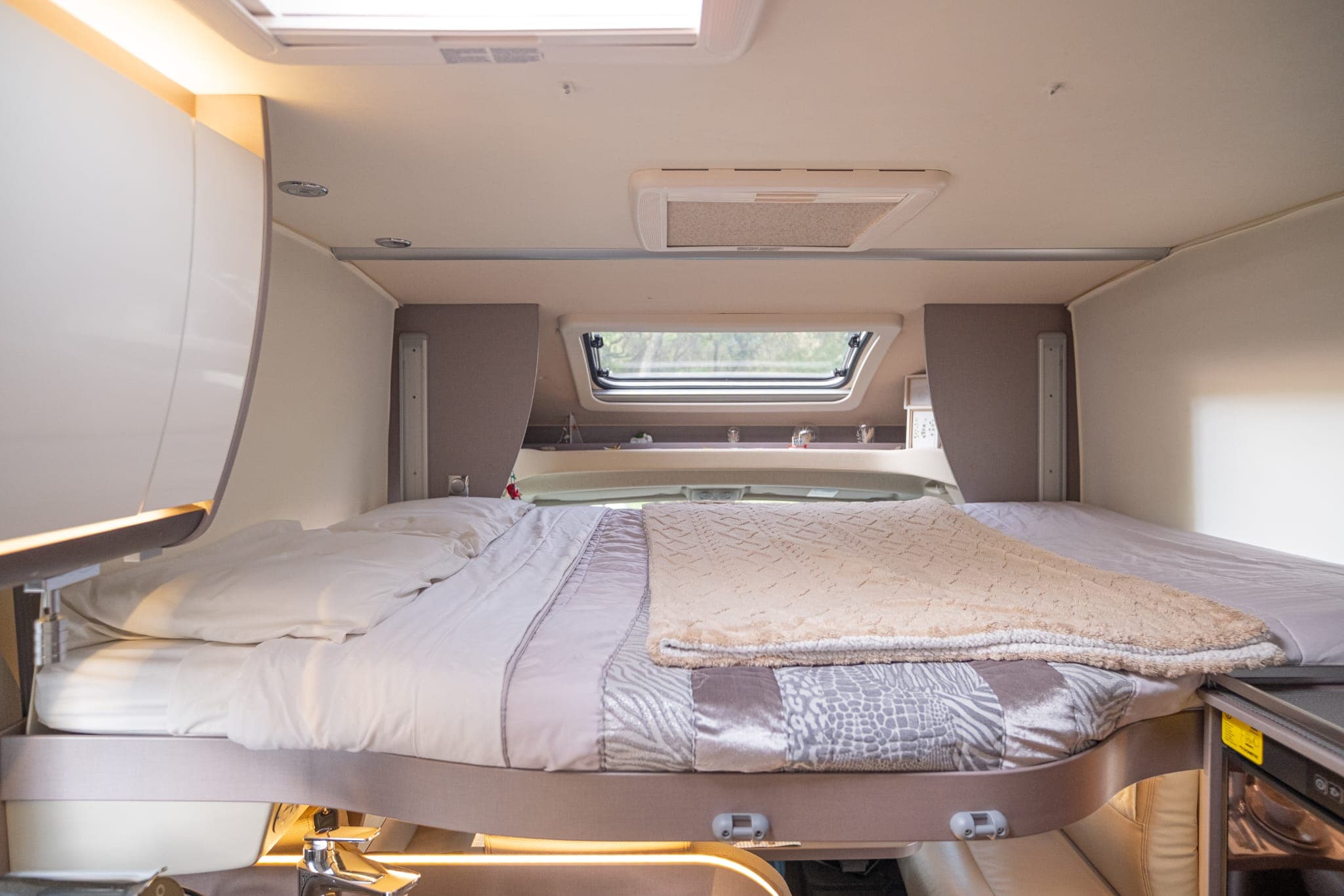 Cama basculante feita com roupa de cama clara